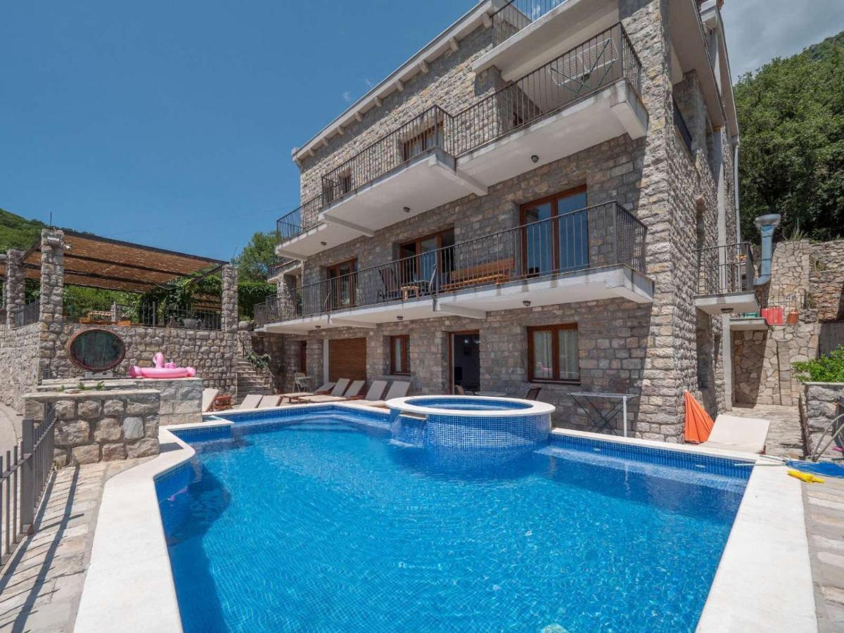 Family Retreat Bozovic דירה